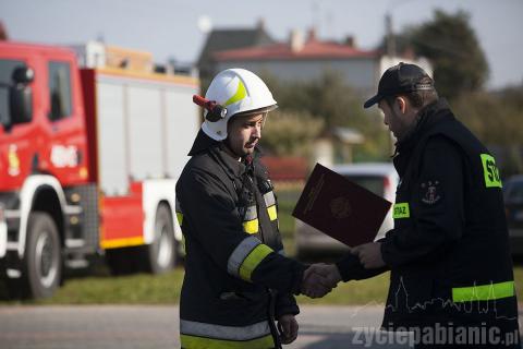 Po manaewrach strażackich, druhom z OSP wręczono podziękowania za służbę po sierpniowej nawałnicy