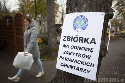 Kwestują dziennikarze, podopieczni WTZ i inne grupy społeczne, organizacje, wolontariusze. Można pomagać również harcerzom. Akcję "Znicz" organizuje też Polski Czerwony Krzyż.