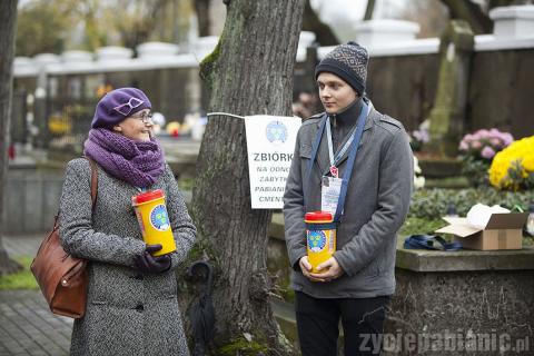 Kwestują dziennikarze, podopieczni WTZ i inne grupy społeczne, organizacje, wolontariusze. Można pomagać również harcerzom. Akcję "Znicz" organizuje też Polski Czerwony Krzyż.