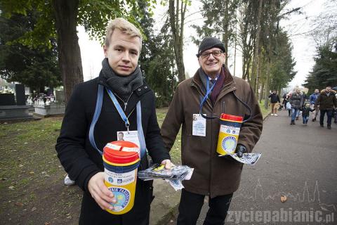 Kwestują dziennikarze, podopieczni WTZ i inne grupy społeczne, organizacje, wolontariusze. Można pomagać również harcerzom. Akcję "Znicz" organizuje też Polski Czerwony Krzyż.