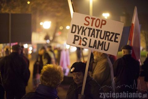 Stop Dewastacji Polski - wiec Komitetu Obrony Demokracji