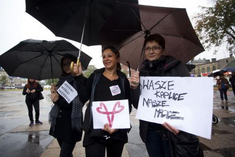 W 2016 roku feministki protestowały na Starym Rynku w Pabianicach