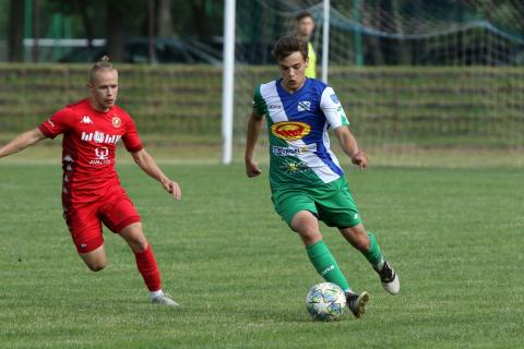 Bartosz Jarych (z piłką) strzelił gola dla Włókniarza Pabianice Życie Pabianic