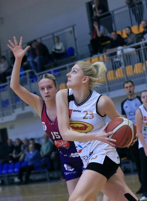 Kapitan Magdalena Grzelak (nr 23) zapewniła koszykarkom Grota F&F Automatyka Pabianice awans do drugiej rundy play-off Życie Pabianic