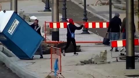 Przenośna toaleta stojąca na terenie budowy torowiska działa jak magnes na wandali. Życie Pabianic