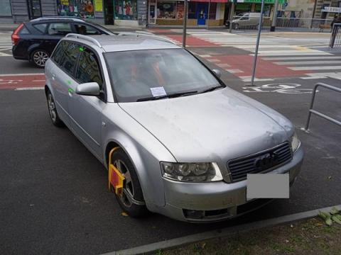 Koło Audi zostało zablokowane przez strażników