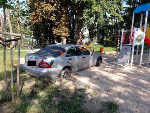 pijany wjechał na plac zabaw Życie Pabianic