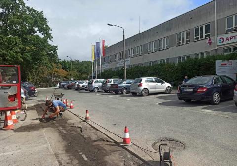 Parking przed szpitalem nieczynny Życie Pabianic 