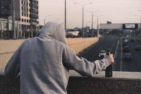 „Alkoholizm - choroba całej rodziny”. Genesis Nova zaprasza na cykl bezpłatnych spotkań Życie Pabianic