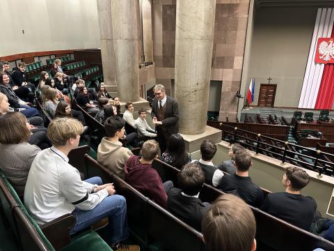 Uczniowie z Pabianic pojechali do Warszawy na spotkanie z posłem Haburą