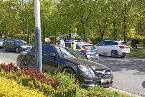 Policja ścigała czarnego mercedesa.