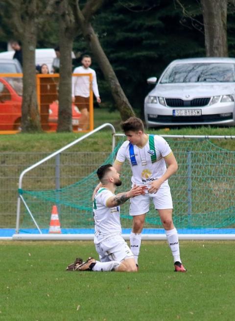 Dawid Kosatka (na dole) odbiera gratulacje za gola na wagę punktu Życie Pabianic