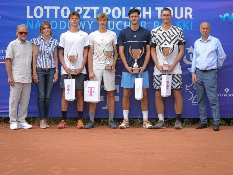 Szymon Kielan (drugi od prawej) wygrał turniej deblowy podczas Lotto PZT Polish w Łodzi Życie Pabianic