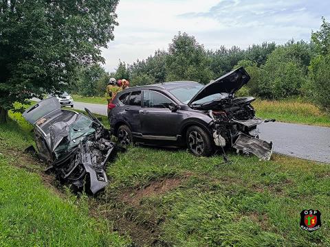 Auta zderzyły się czołowo. 4 poszkodowanych