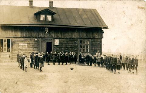 Burzliwe dzieje szkoły na przedmieściu [HISTORIA] Życie Pabianic