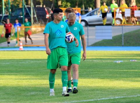 Artur Sobytkowski strzelił dwie, a Kamil Kozanecki (z prawej) jedną bramkę dla Włókniarza Pabianice w Pucharze Polski Życie Pabianic