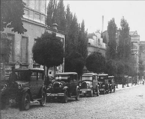 W 1931 roku wyznaczono dwa stałe postoje taksówek w mieście: na ul. Gdańskiej przy Kinematografie Miejskim i na ul. św. Jana