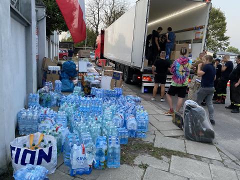 Ładowanie darów di ciężarówki trwało do późna w nocy