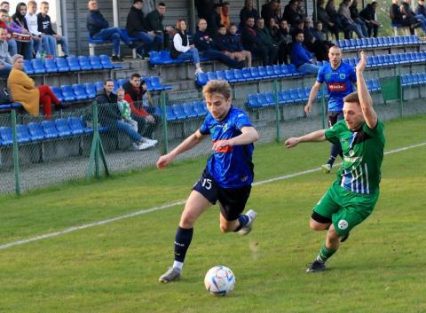 Jakub Podkoń (w niebieskim stroju) uratował trzy punkty GKS-owi Ksawerów Życie Pabianic