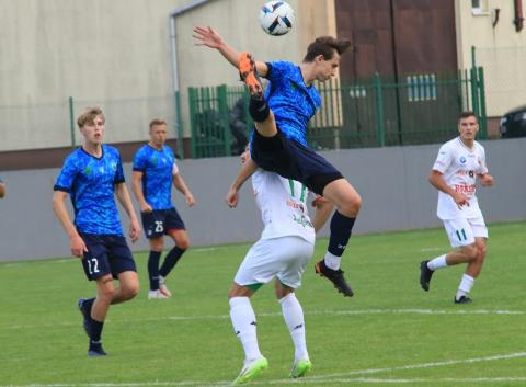 Szymon Papuga (na górze) strzelił dwa gole dla GKS Ksawerów Życie Pabianic