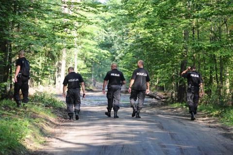 Seniorkę po godzinie  odnaleźli w lesie policjanci