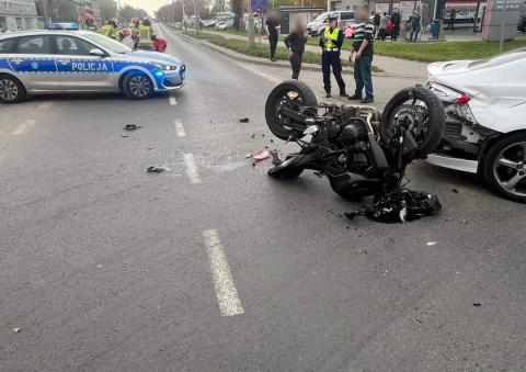 Ul. Łaska: osobówka zderzyła się z motocyklem. 