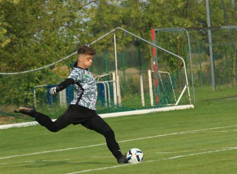 Adrian Olejnik wrócił do bramki GKS Ksawerów i cztery razy wyjmował piłkę z bramki Życie Pabianic