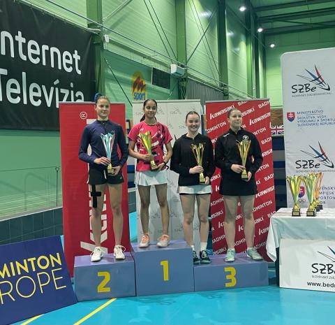 Maria Kisiel z Korony Pabianice (pierwsza z lewej) była druga w turnieju Slovak Junior 2024 Życie Pabianic