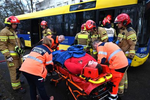 Autor bus z pasażerami rozbił się na drzewie. Co się stało ? Życie Pabianic 