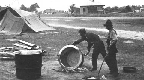 „Cyganie kotlarze będą mieli pracy pod dostatkiem, bo jedyna dotąd spółdzielnia kotlarska w Łodzi ma zamówień więcej niż może wykonać” – w 1951 roku pisał „Express Ilustrowany”