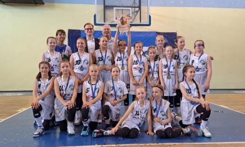 Zwycięska drużyna koszykarek PTK Rotex Pabianice Życie Pabianic