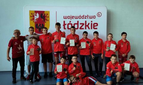 Zapaśnicy Nelsona Pabianice podczas mistrzostw Polski szkół podstawowych Życie Pabianic