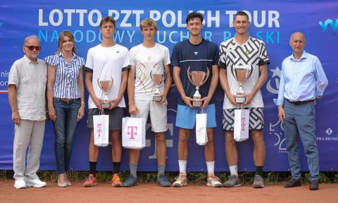 Szymon Kielan (drugi od prawej) wygrał turniej deblowy podczas Lotto PZT Polish w Łodzi Życie Pabianic