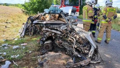 Mercedes roztrzaskał się na drzewie