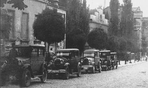 W 1931 roku wyznaczono dwa stałe postoje taksówek w mieście: na ul. Gdańskiej przy Kinematografie Miejskim i na ul. św. Jana