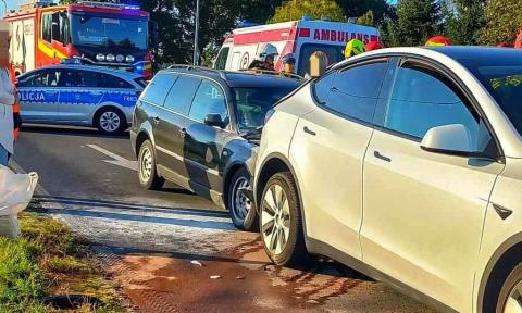 Uderzyła volkswagen w tył tesli Życie Pabianic