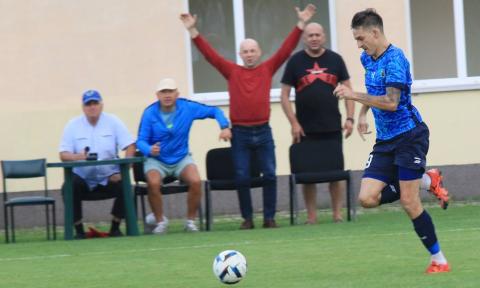 Piotr Szynka strzelił gola dla GKS Ksawerów już w 1. minucie meczu Życie Pabianic