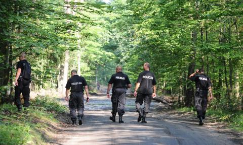 Seniorkę po godzinie  odnaleźli w lesie policjanci