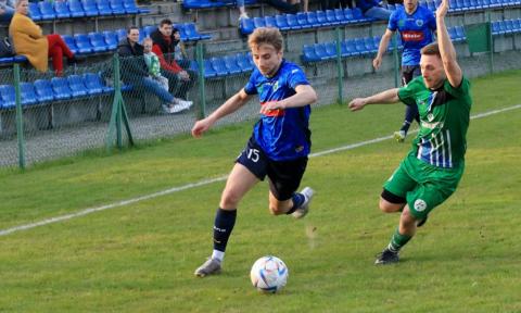 Jakub Podkoń (w niebieskim stroju) wypracował i strzelił gola dla GKS Ksawerów Życie Pabianic