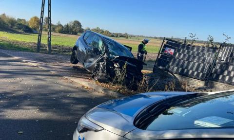 Pijany kierowca staranował oplem ogrodzenie Życie Pabianic