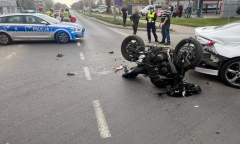 Ul. Łaska: osobówka zderzyła się z motocyklem. 