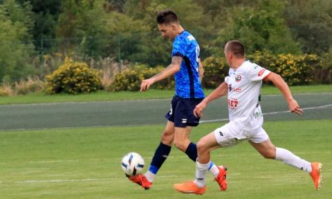 Piotr Szynka (w niebieskim stroju) otworzył wynik meczu GKS Ksawerów - KAS Konstantynów Życie Pabianic