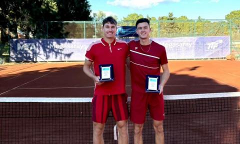 Wychowanek PKT Pabianice, Szymon Kielan (z lewej) kolekcjonuje zwycięstwa w turniejach ITF Życie Pabianic