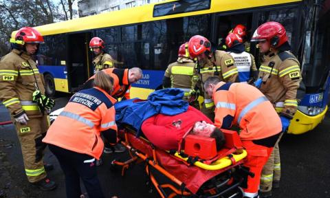 Autor bus z pasażerami rozbił się na drzewie. Co się stało ? Życie Pabianic 