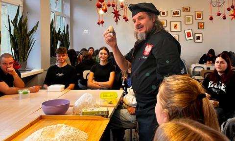 Ireneusz Polit lepi pierogi profesjonalnie