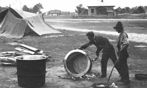 „Cyganie kotlarze będą mieli pracy pod dostatkiem, bo jedyna dotąd spółdzielnia kotlarska w Łodzi ma zamówień więcej niż może wykonać” – w 1951 roku pisał „Express Ilustrowany”