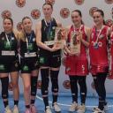 Nasze dzielne koszykarki (od lewej): Natalia Dobrosz, Antonina Janicka, Martyna Stępińska, Natalia Rosińska (U23) Nikola Okruszek, Oliwia Okruszek, Hanna Cilulka i Pola Gorzkiewicz