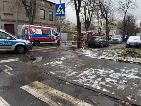 Wypadek na skrzyżowaniu. 85-latka wypadła przez okno busa