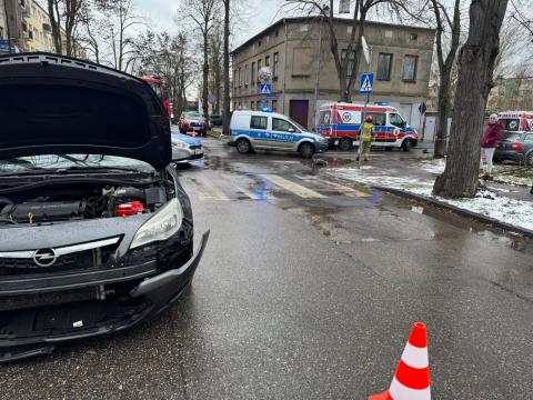 Wypadek na skrzyżowaniu. 85-latka wypadła przez okno busa