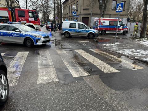 Wypadek na skrzyżowaniu. 85-latka wypadła przez okno busa